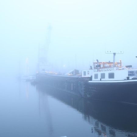 Schiffshotel "Schlafen Im Hafen" Hamburg Exterior foto