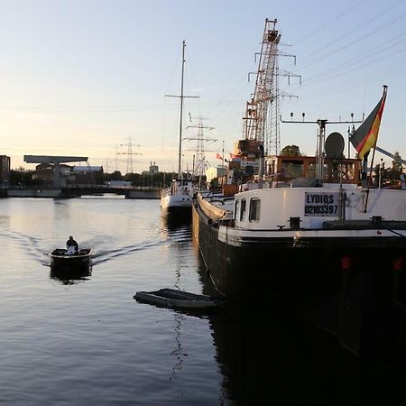 Schiffshotel "Schlafen Im Hafen" Hamburg Exterior foto