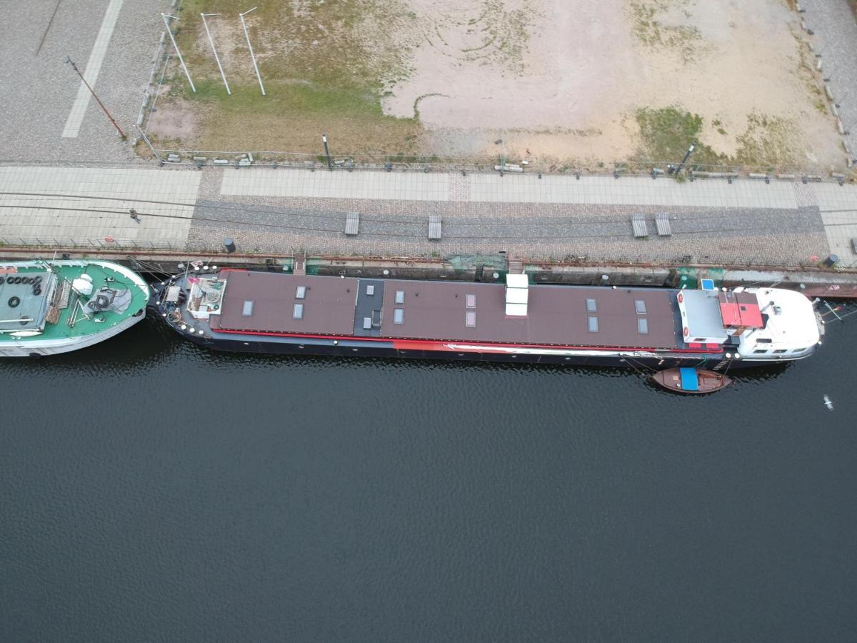 Schiffshotel "Schlafen Im Hafen" Hamburg Exterior foto