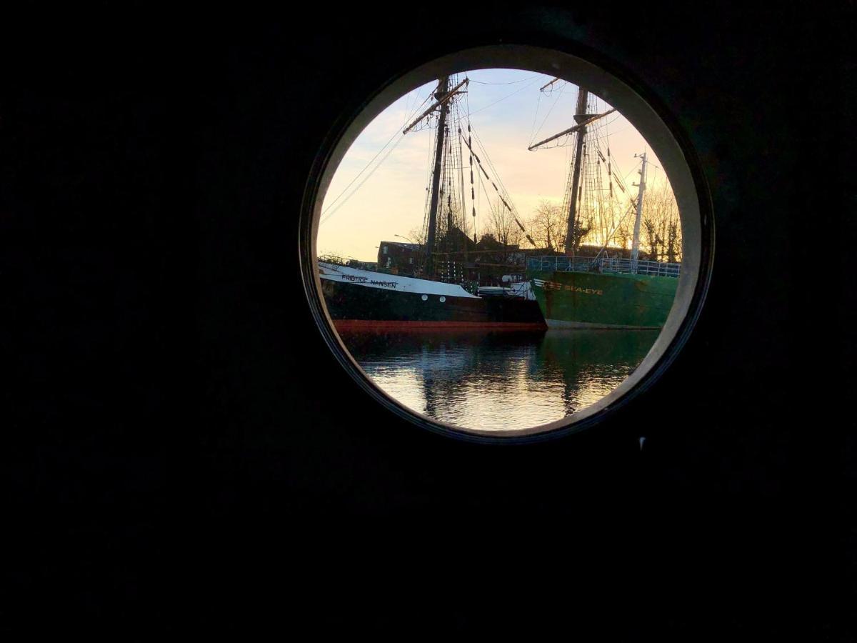 Schiffshotel "Schlafen Im Hafen" Hamburg Exterior foto