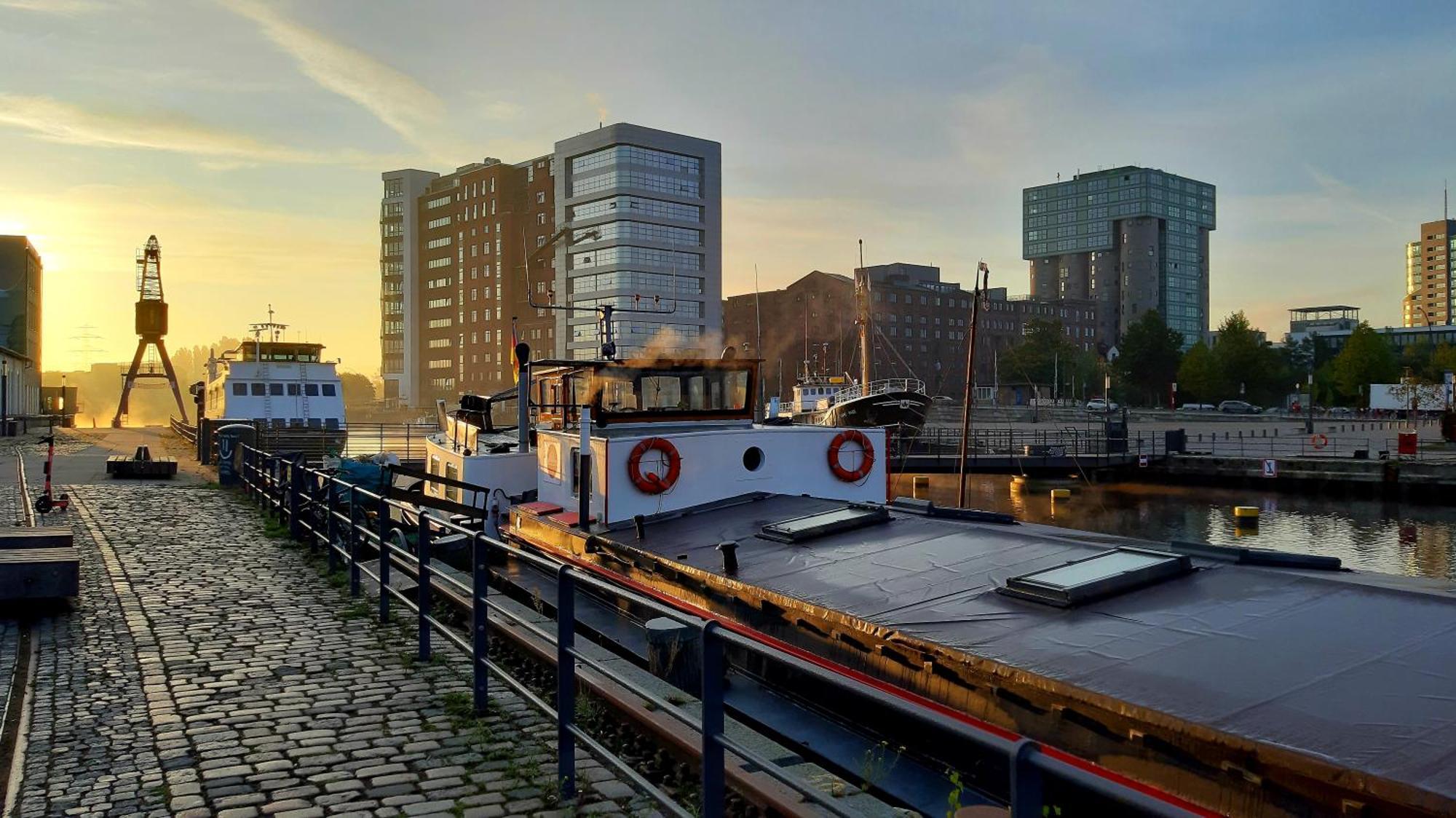 Schiffshotel "Schlafen Im Hafen" Hamburg Exterior foto
