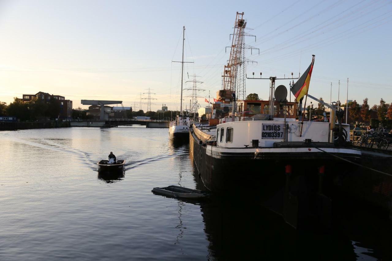 Schiffshotel "Schlafen Im Hafen" Hamburg Exterior foto