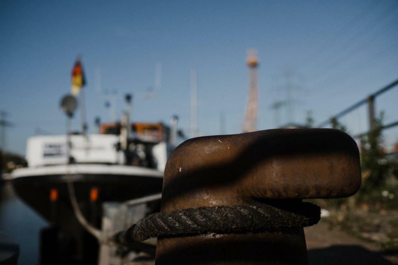 Schiffshotel "Schlafen Im Hafen" Hamburg Exterior foto